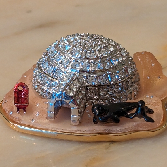 Estee Lauder Frosted Igloo with Pleasures Perfume inside - Picture 2 of 3